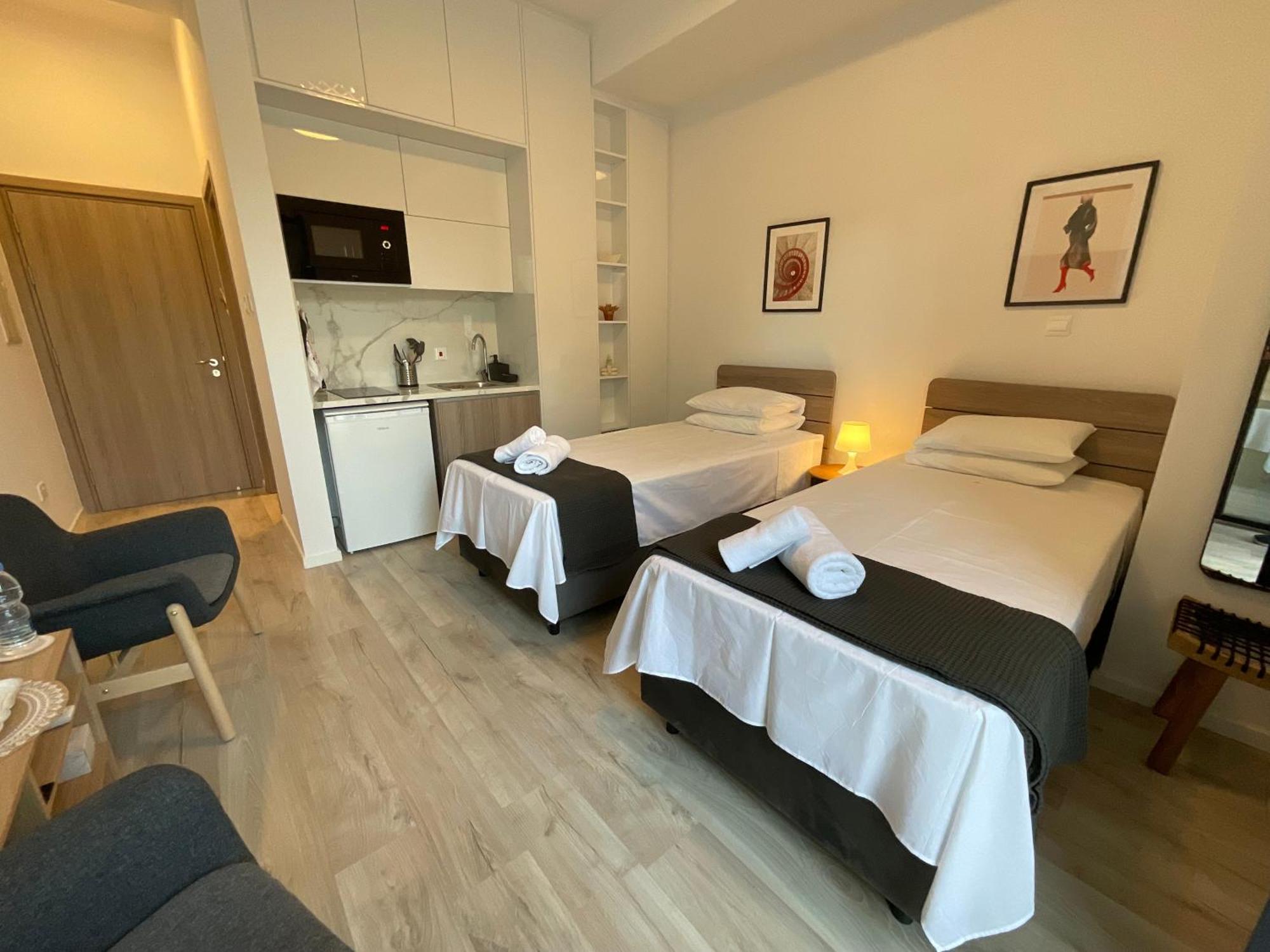 Le Voyageur By The Sea - Furnished Rooms 라르나카 외부 사진