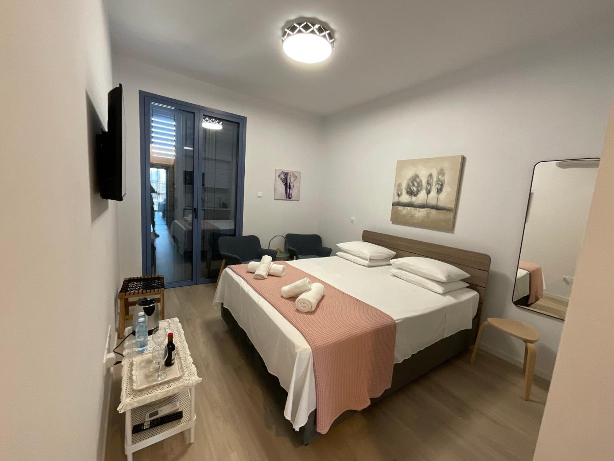 Le Voyageur By The Sea - Furnished Rooms 라르나카 외부 사진